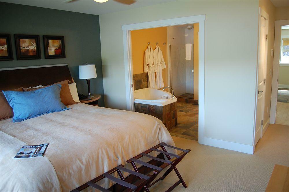 Painted Boat Resort Spa And Marina Madeira Park Екстер'єр фото