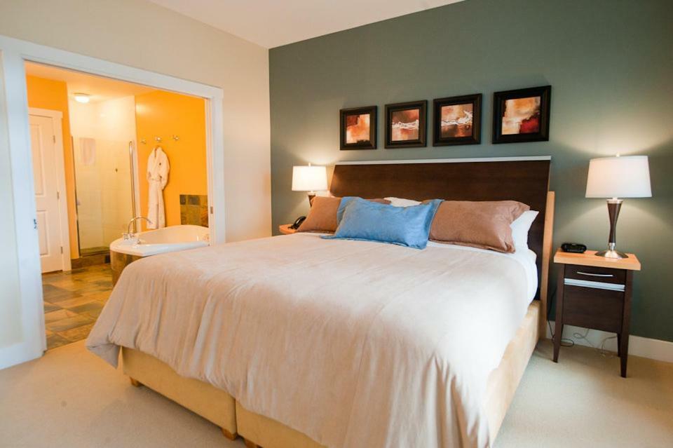 Painted Boat Resort Spa And Marina Madeira Park Екстер'єр фото